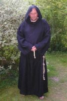 Schwarze Leinenkutte im Benediktinerstil mit seitlichen Geren und geraden Ärmeln.